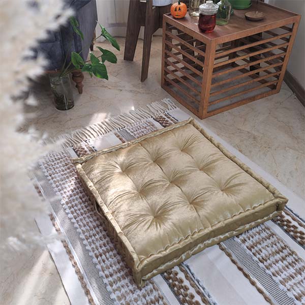 تشکچه کیکی مربع مخمل طلایی