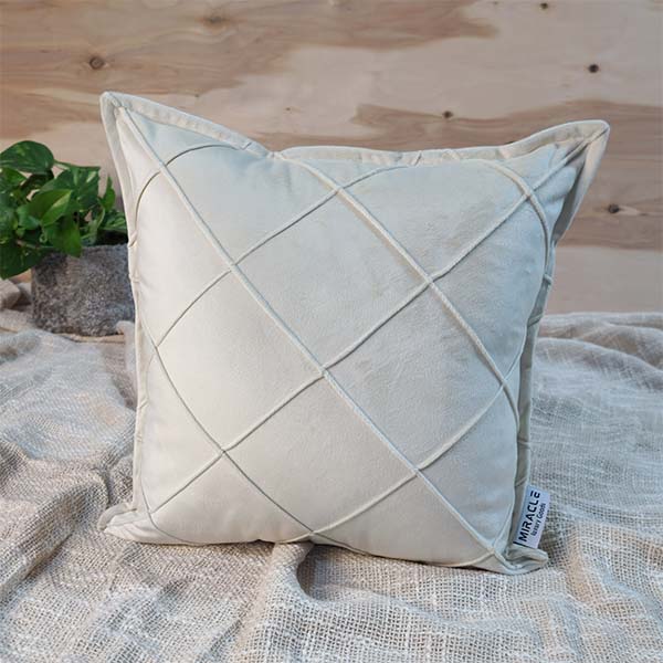 کوسن مخمل طرح لوزی کرم روشن 90