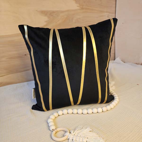 کوسن مخمل 7000 و چرم طلایی ( طرح زیگزاگ )